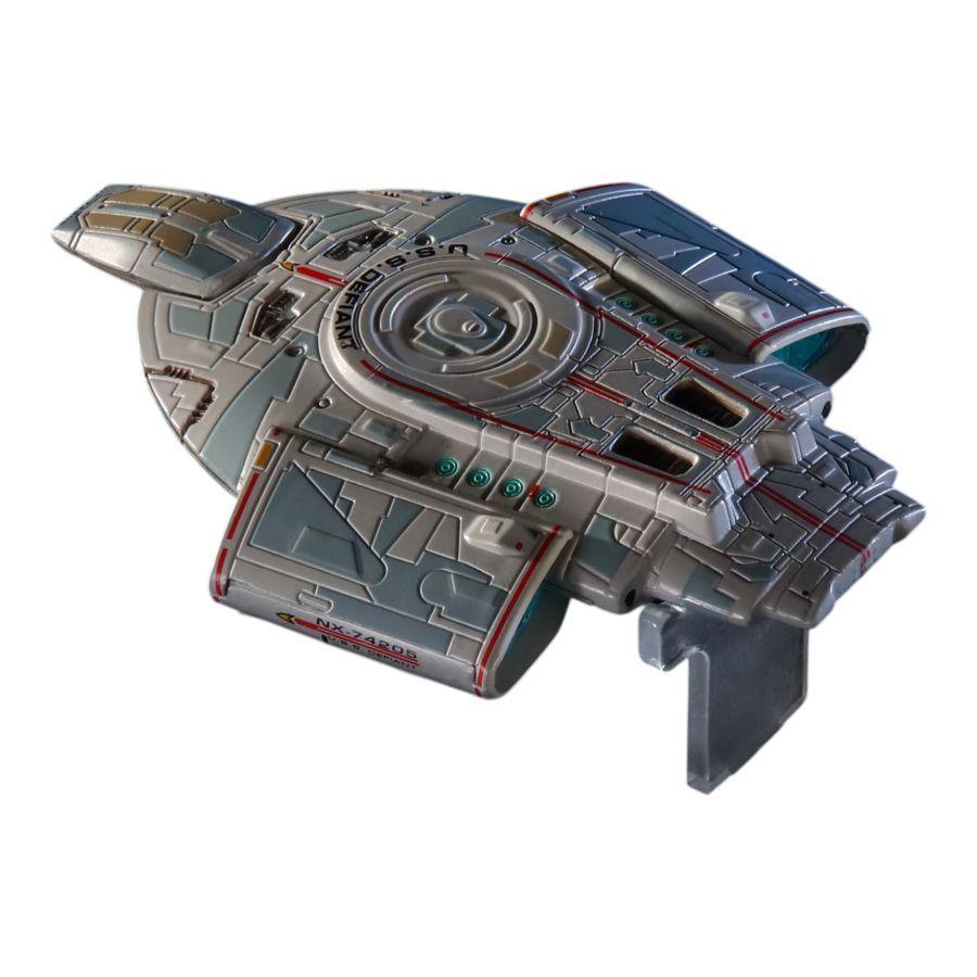 Star Trek: Deep Space Nine - U.S.S. Defiant NCC-74205 Diecast Ship & Book