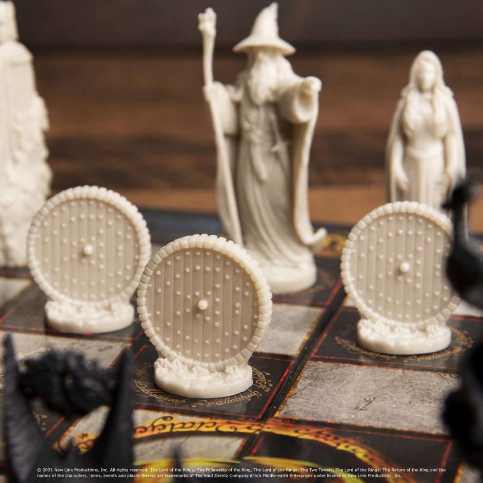 LORD OF THE RINGS Chess Set: Battle For Middle-Earth