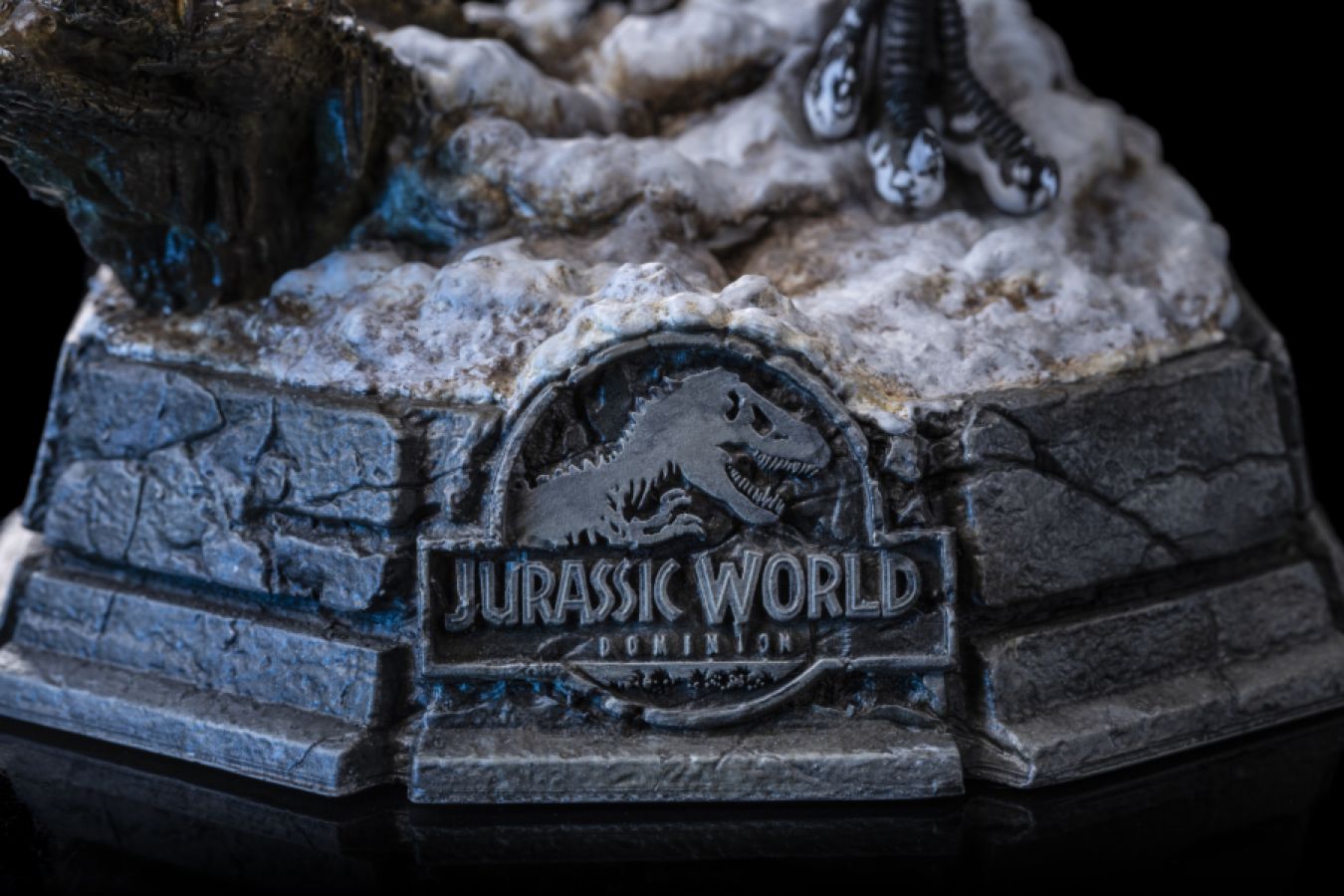 Jurassic World 3: Dominion - Blue & Beta 1:10 Scale Statue
