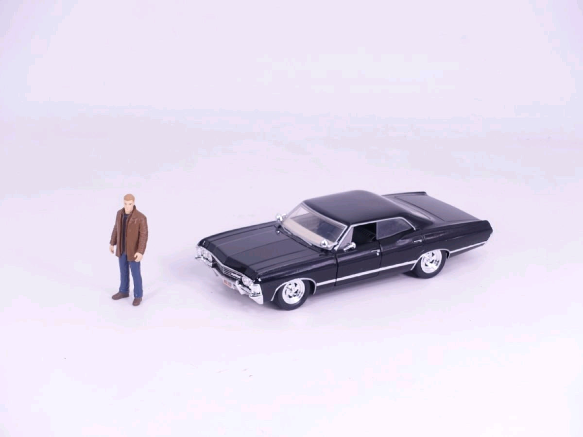 Supernatural - '67 Chevy Impala with Dean 1:24 Scale Hollywood Ride
