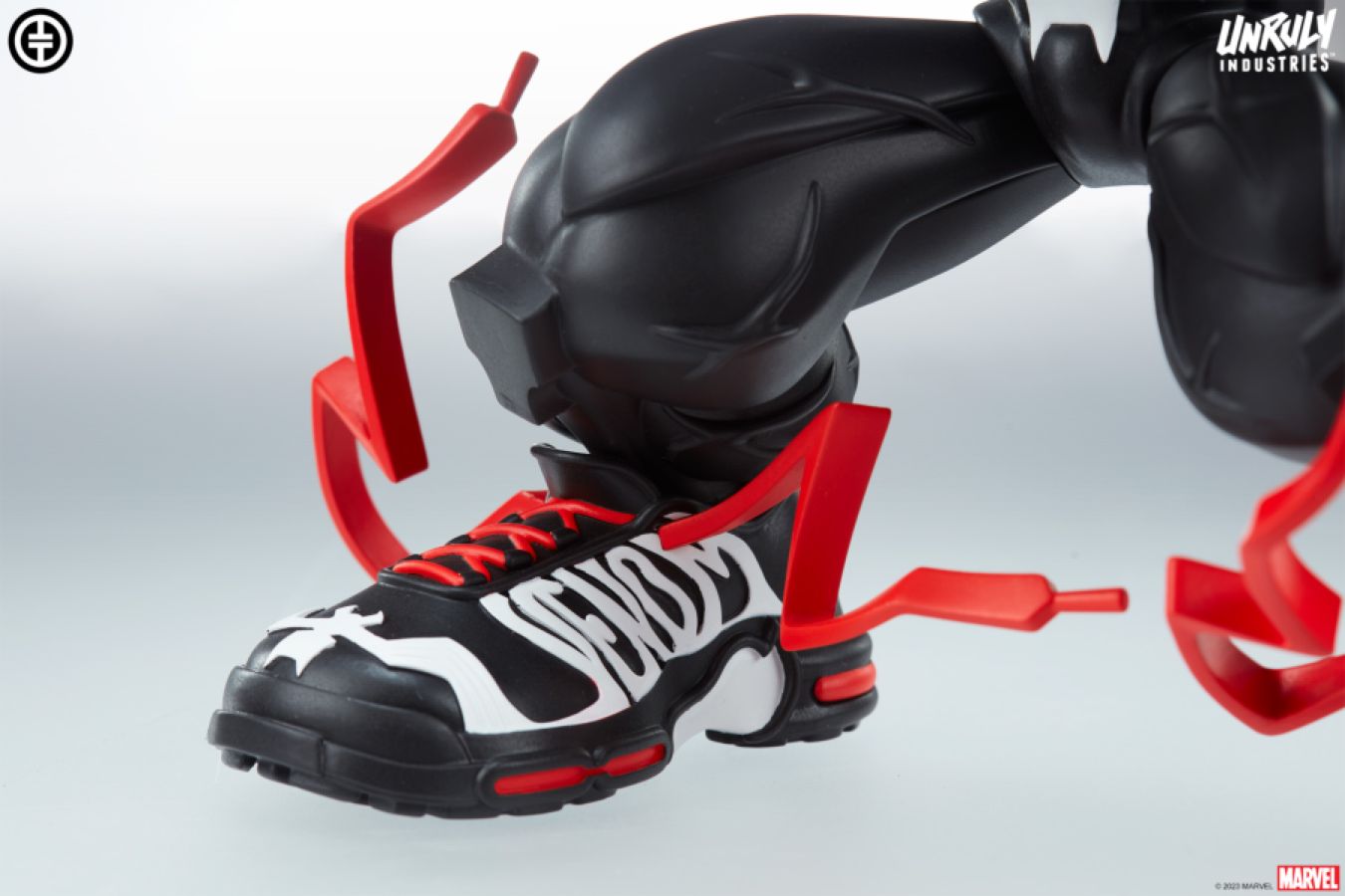 Spider-Man - Venom Designer Statue