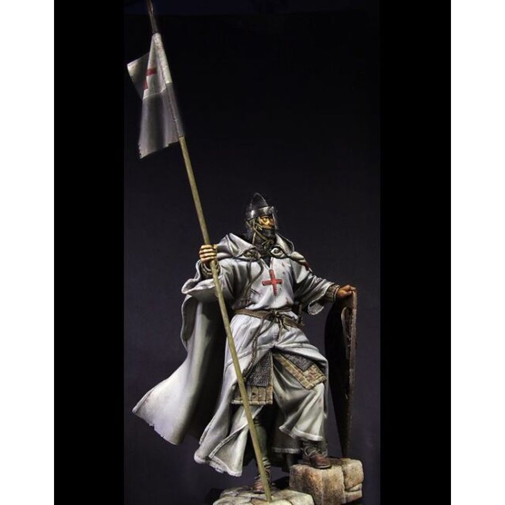 Pegaso Models - Templar Standardbearer Statue 200mm