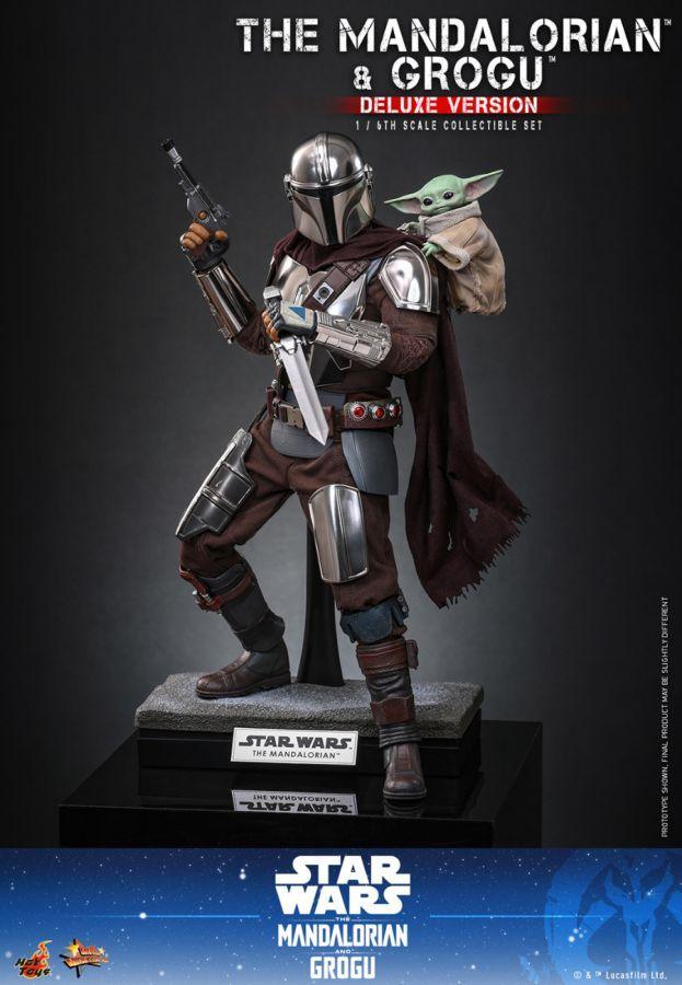 Star Wars: The Mandalorian & Grogu - The Mandalorian with Grogu 1:6 Scale Deluxe Figure