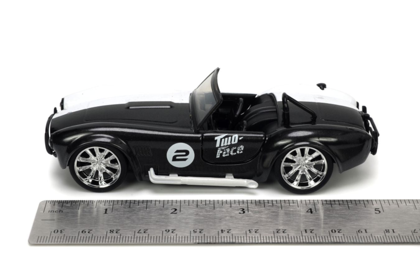 Batman (comics) - 1965 Shelby Cobra with Two-Face Figure 1:32 Scale