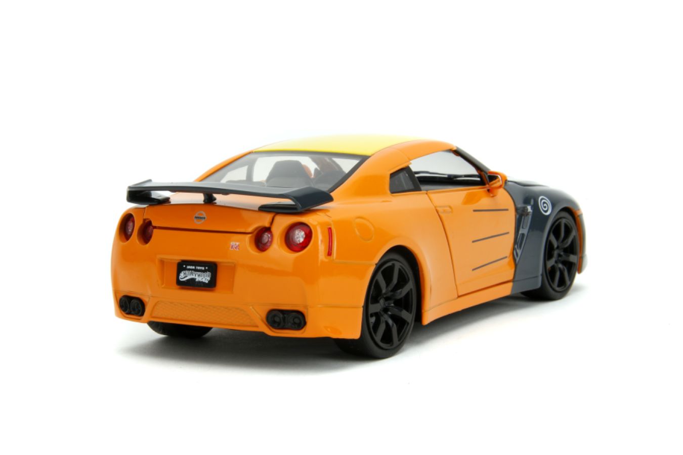 Naruto - Nissan GT-R R35 (2009) 1:24 Scale with Naruto Figure Hollywood Rides Diecast Vehicle