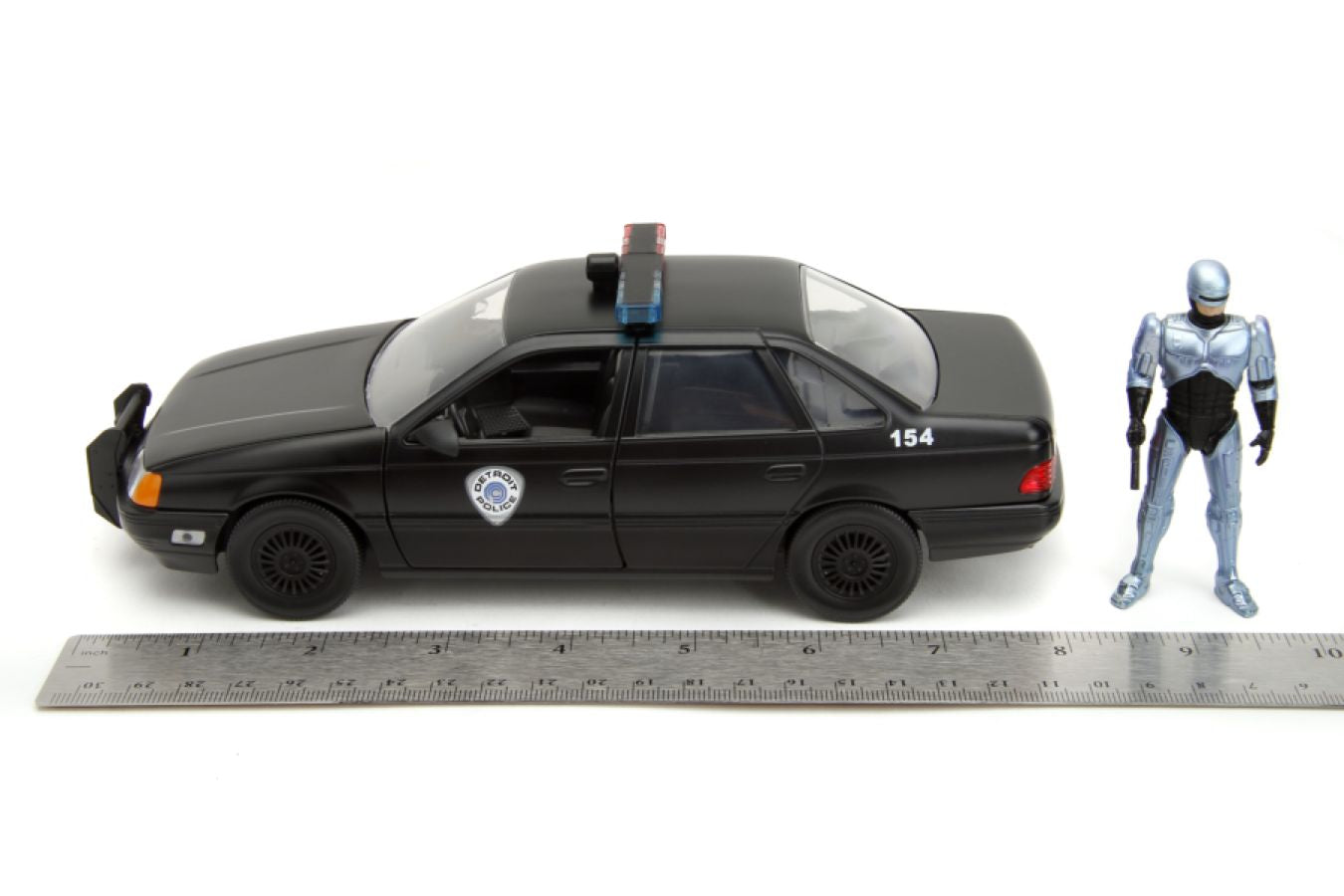 Robocop - 1986 Ford Taurus with Robocop 1:24 Scale Set