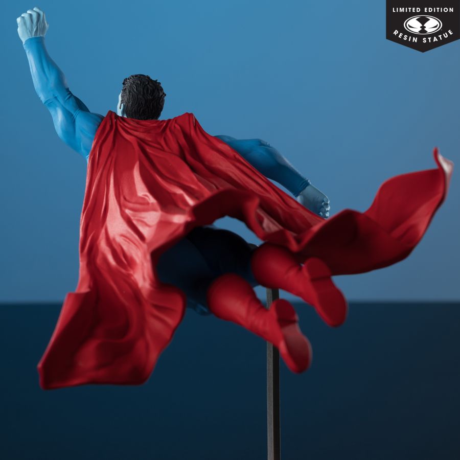 Superman - Superman by Lee Bermejo 1:10 Scale Resin Statue
