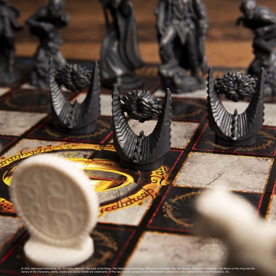 The Lord of the Rings - Battle For Middle-earth Chess Set