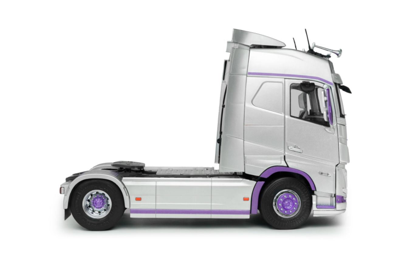 Solido Cars - 2023 Volvo Trucks FH Globetrotter XL 1:24 Scale Diecast Vehicle