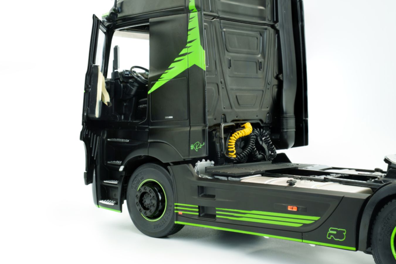 Solido Cars - 2021 Mercedes-Benz Actros R5 1:24 Scale Diecast Vehicle