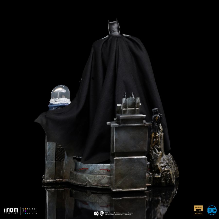 DC Comics - Batman Unleashed Deluxe 1:10 Scale Statue