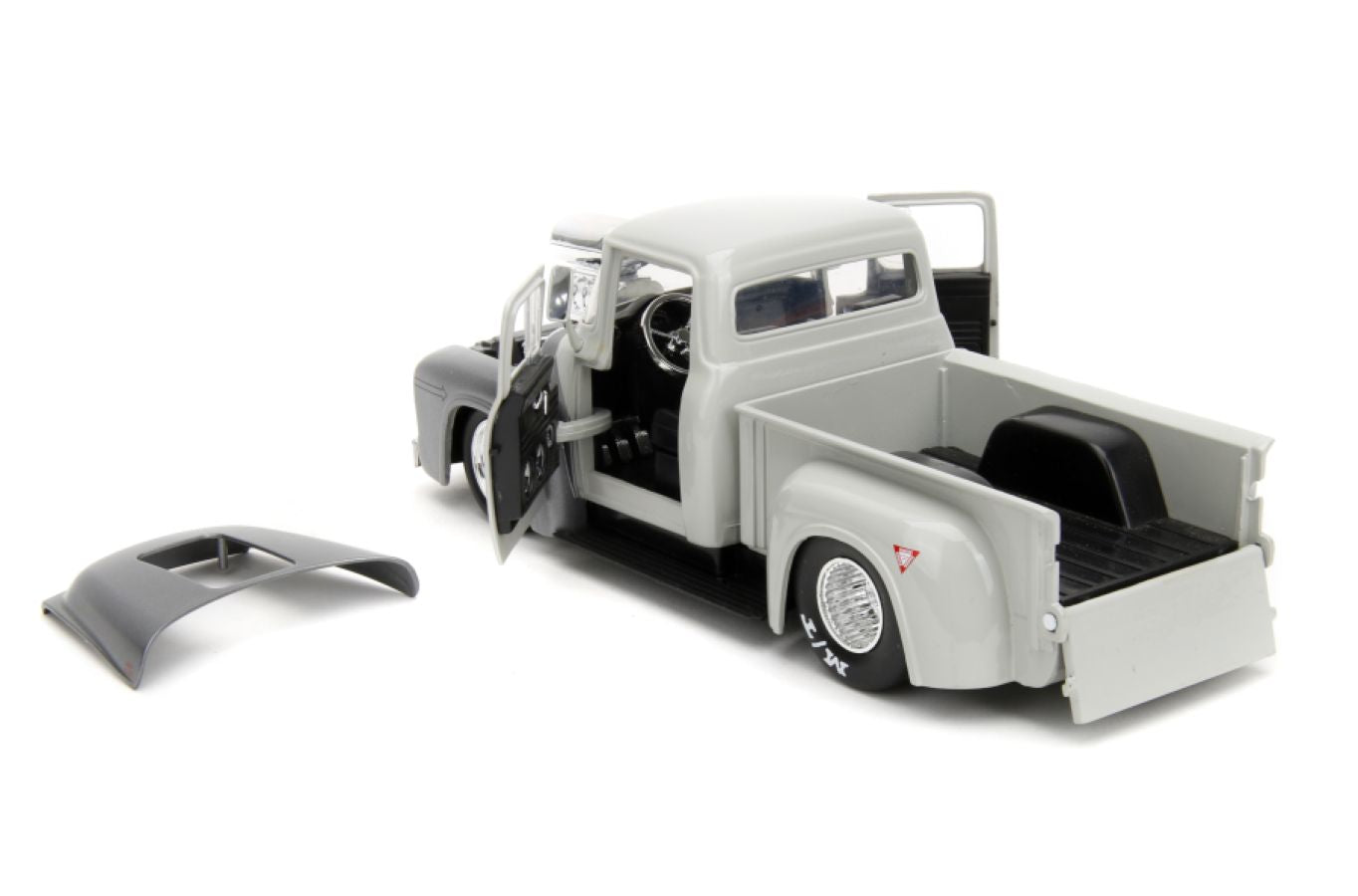 Street Fighter - Ford F-100 (1956) 1:24 with Guile Figure Hollywood Rides Diecast Vehicle