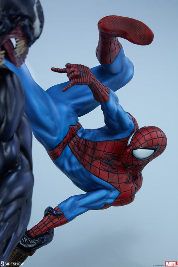 Spider-Man - Spider-Man vs Venom Maquette - Ozzie Collectables
