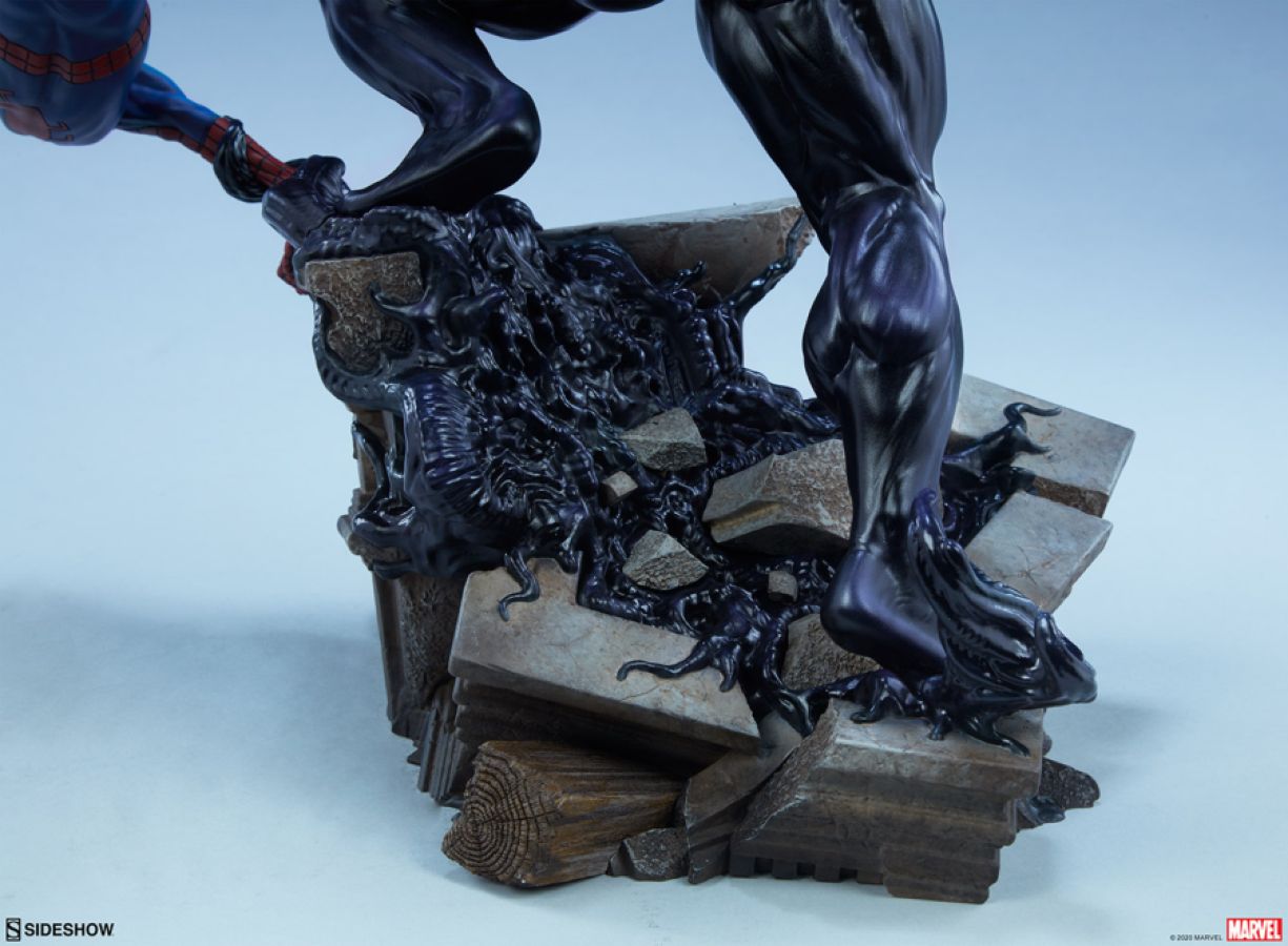 Spider-Man - Spider-Man vs Venom Maquette - Ozzie Collectables