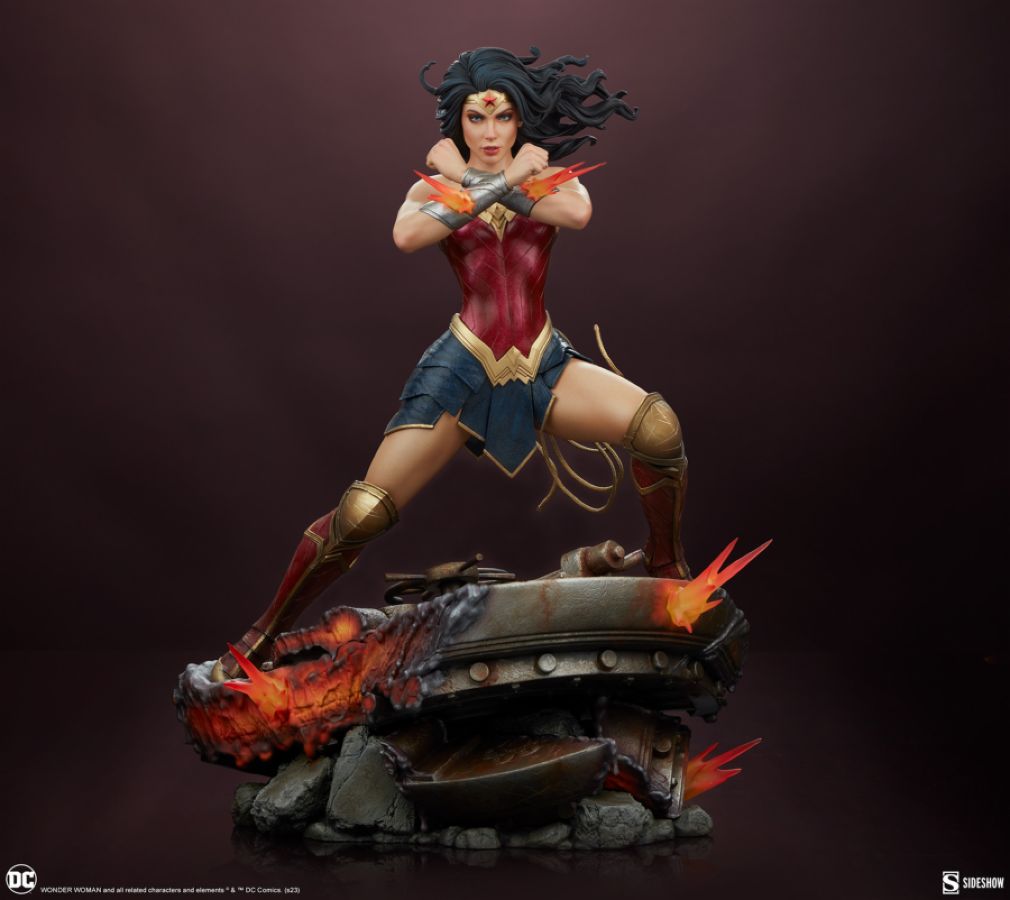 Wonder Woman - Saving The Day Premium Format Statue