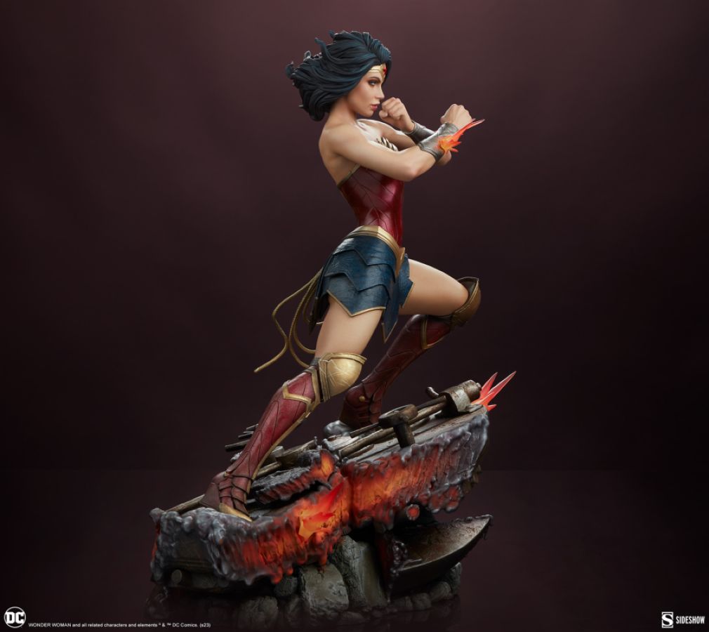 Wonder Woman - Saving The Day Premium Format Statue