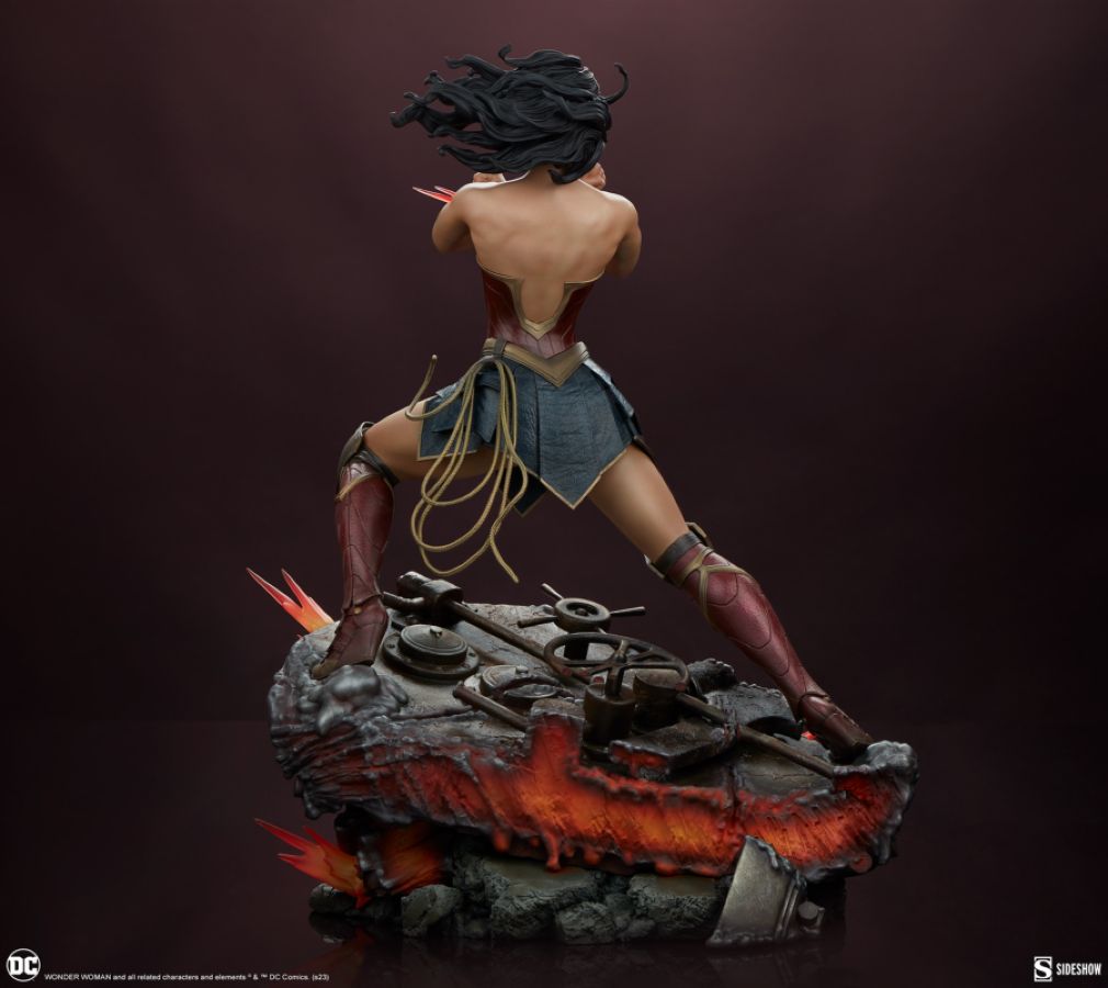 Wonder Woman - Saving The Day Premium Format Statue