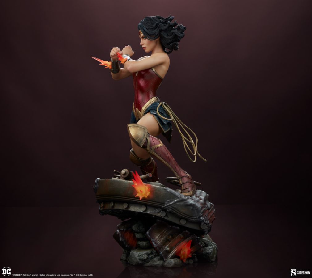 Wonder Woman - Saving The Day Premium Format Statue