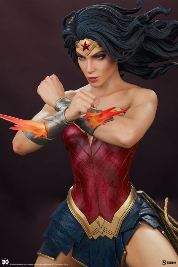 Wonder Woman - Saving The Day Premium Format Statue