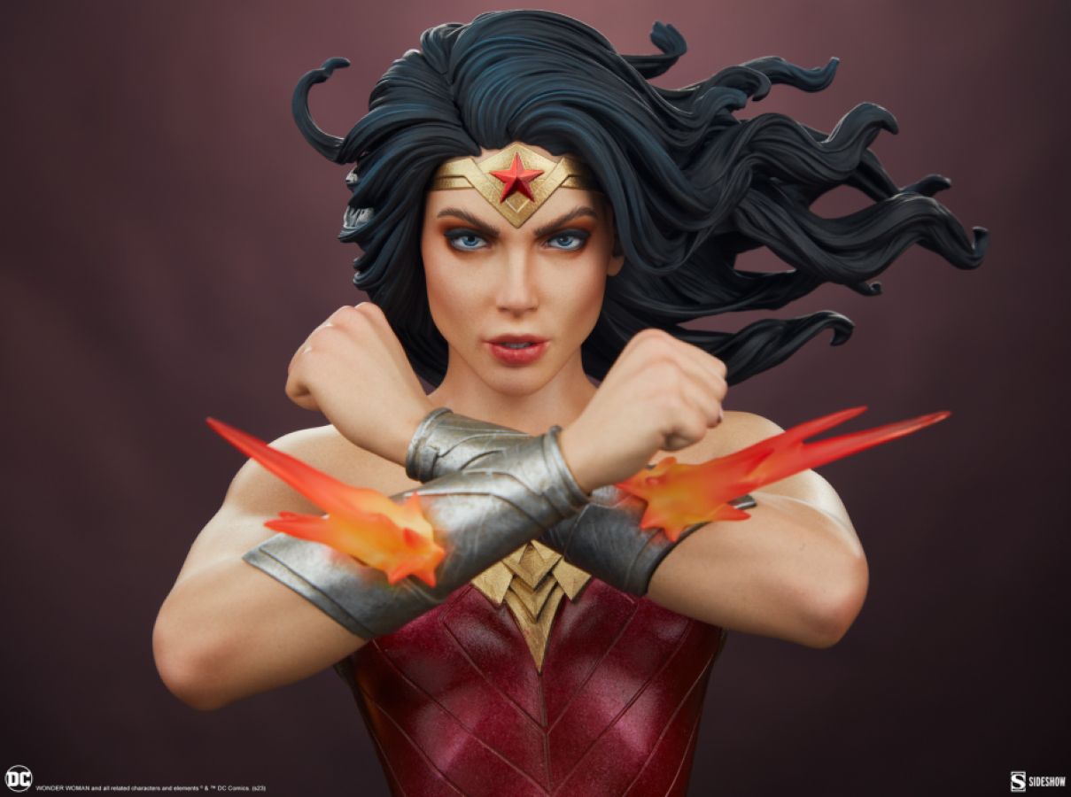 Wonder Woman - Saving The Day Premium Format Statue