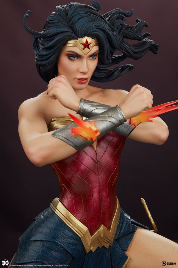 Wonder Woman - Saving The Day Premium Format Statue