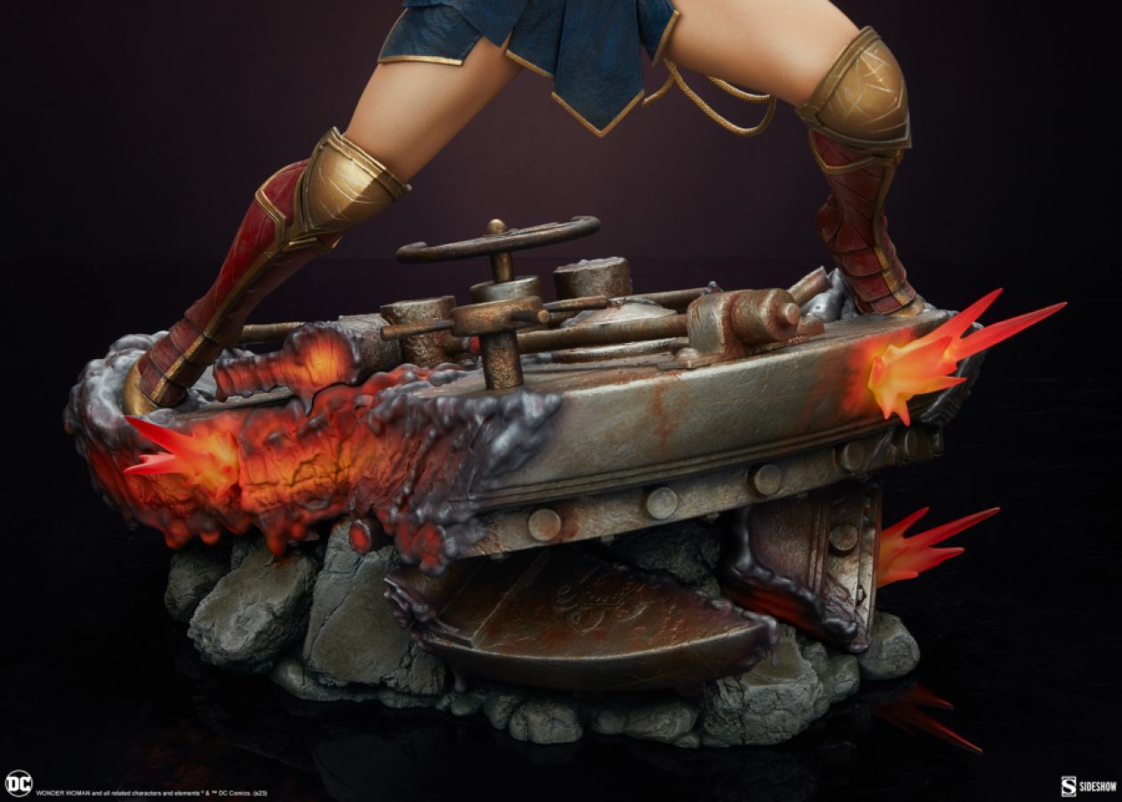 Wonder Woman - Saving The Day Premium Format Statue