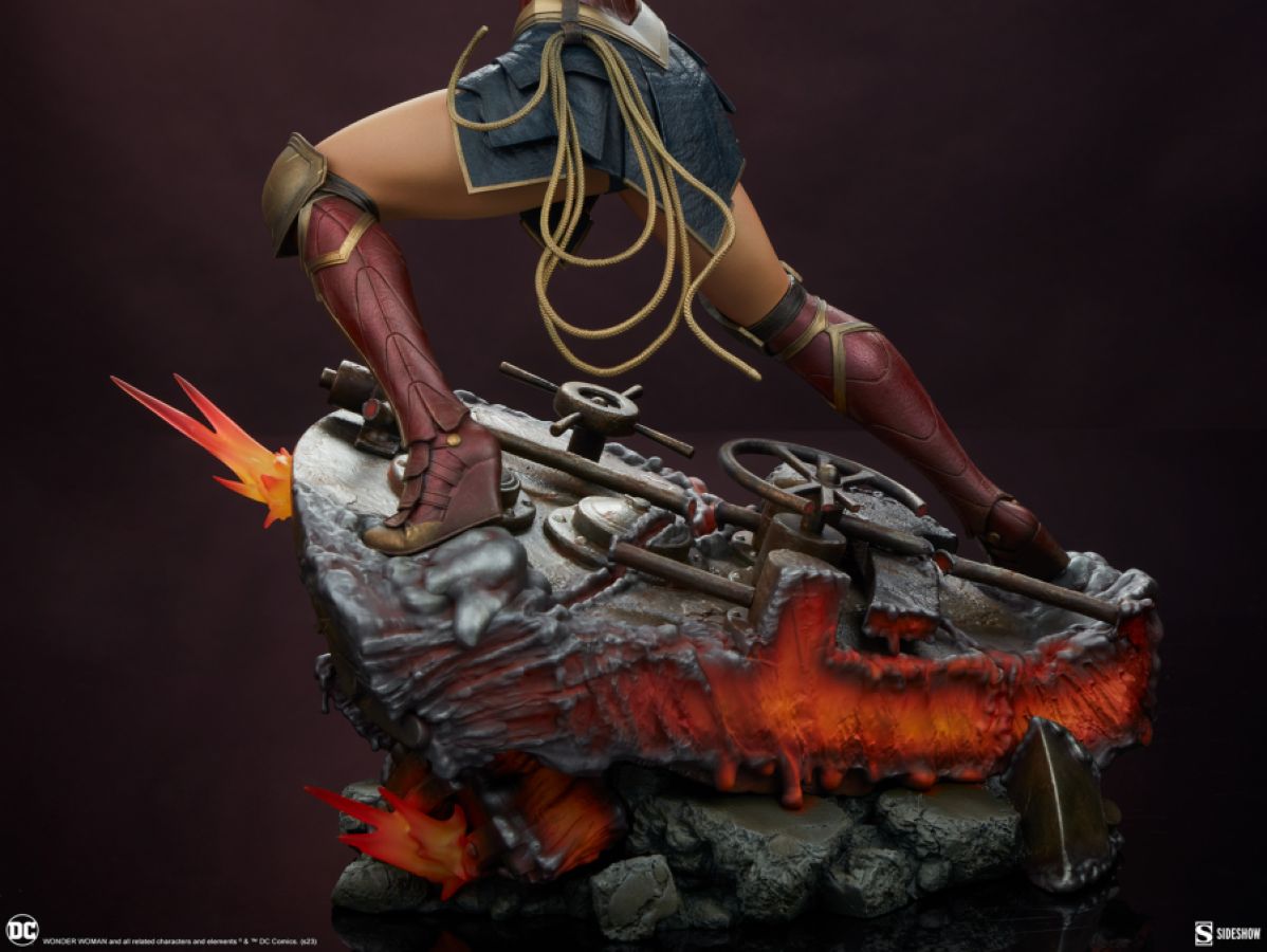 Wonder Woman - Saving The Day Premium Format Statue